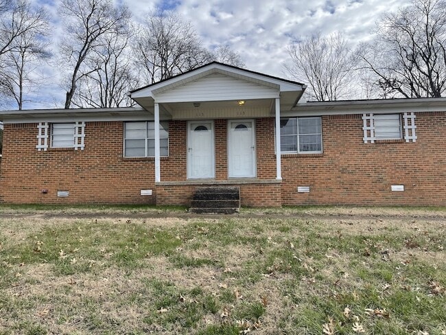 113 Edgehill Dr, Unit 115 in Pulaski, TN - Foto de edificio - Building Photo