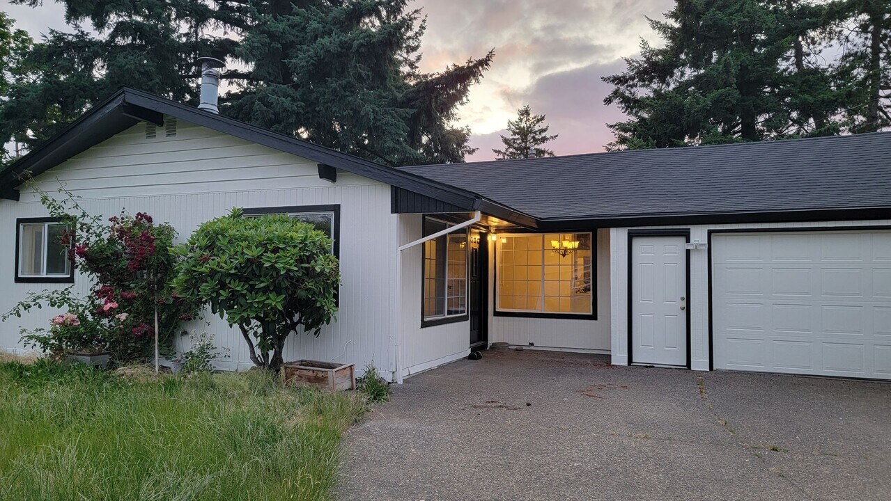12747 NE Holladay St in Portland, OR - Building Photo