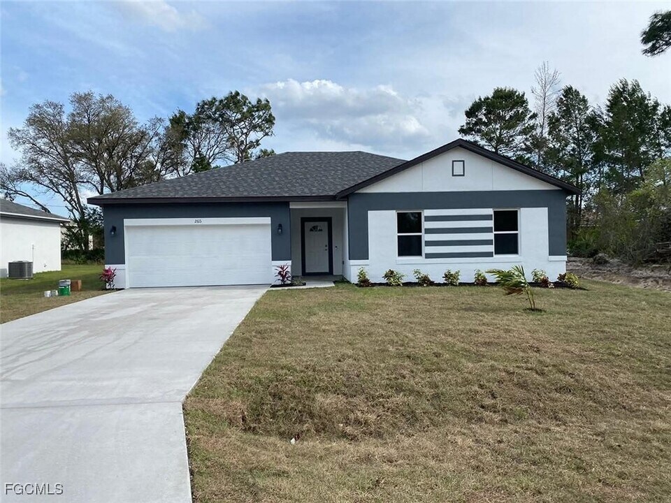 1021 Milwaukee Blvd in Lehigh Acres, FL - Building Photo
