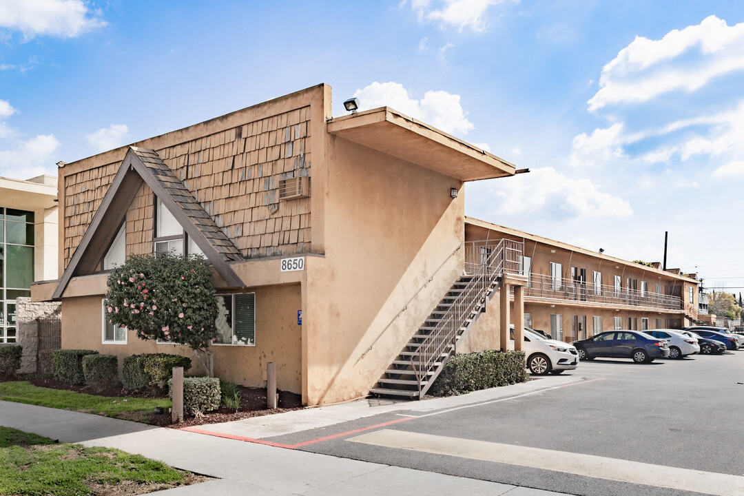 Fullerton Court Apartments in Buena Park, CA - Foto de edificio