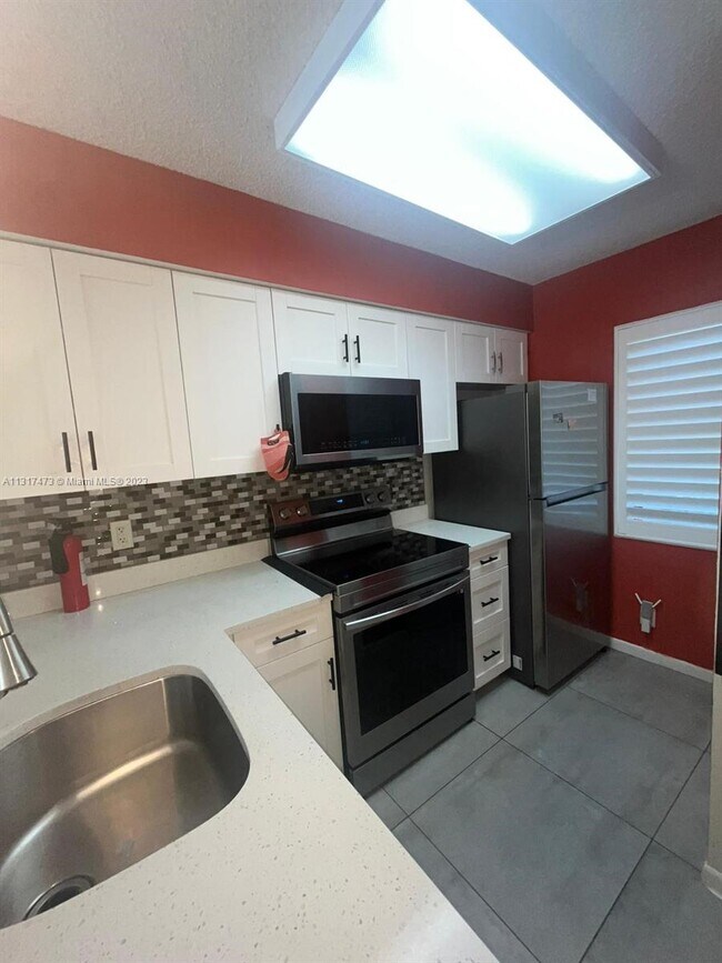 2230 N Cypress Bend Dr-Unit -305 in Pompano Beach, FL - Building Photo - Building Photo