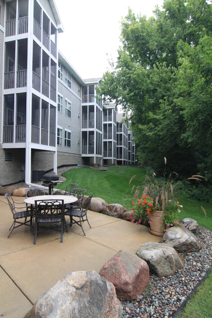 Sun Lake & Sun Lake Woods Apartments in Chaska, MN
