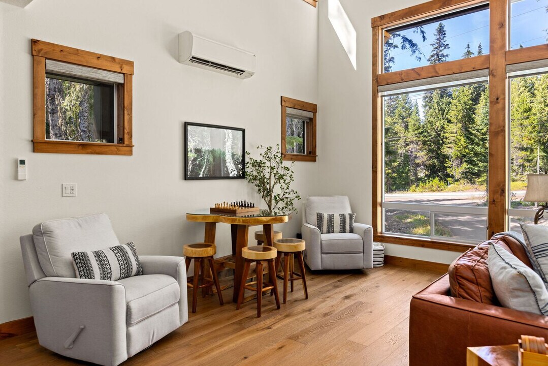 89192 US-26 in Government Camp, OR - Building Photo