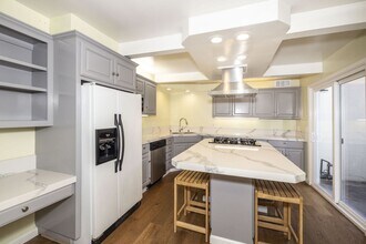 555 Stanford Ave in Palo Alto, CA - Building Photo - Building Photo