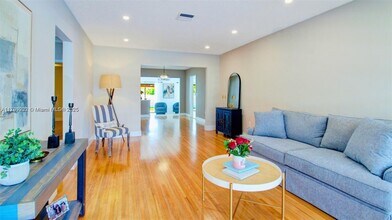 6110 S Waterway Dr in Miami, FL - Building Photo - Building Photo