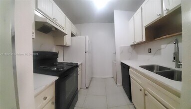 10080 Twin Lakes Dr in Coral Springs, FL - Building Photo - Building Photo