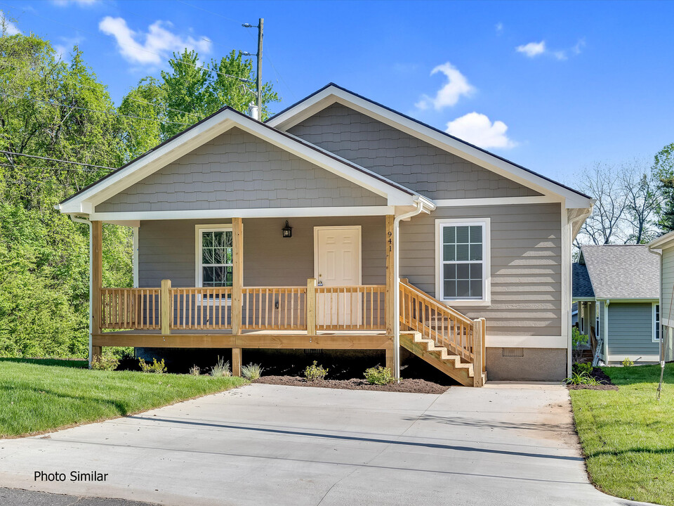 945 W Chapel Rd in Asheville, NC - Building Photo