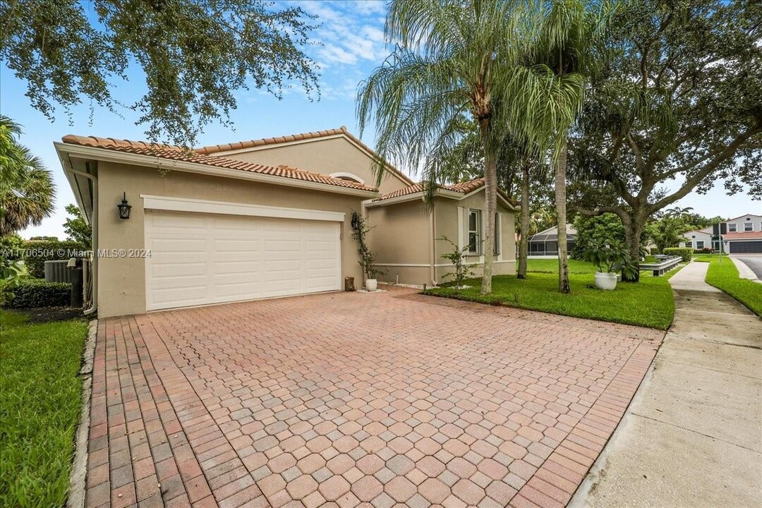 15003 SW 16th St in Pembroke Pines, FL - Building Photo