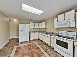 8131 Cheryl Meadow Dr in Converse, TX - Building Photo - Building Photo