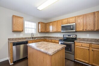 1742 Eastway Dr in Dallas, NC - Building Photo - Building Photo