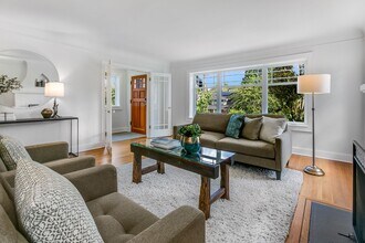 2437 3rd Ave W in Seattle, WA - Building Photo - Building Photo