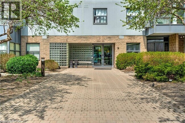 404 Hunter St E in Hamilton, ON - Building Photo - Building Photo