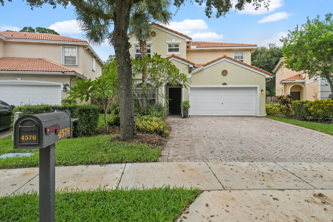 4576 Thornwood Cir in West Palm Beach, FL - Building Photo