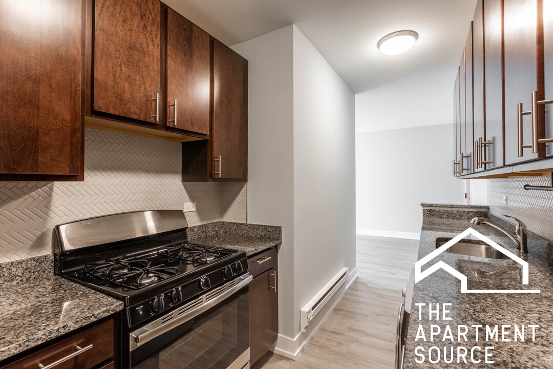 703 W Brompton Ave in Chicago, IL - Building Photo