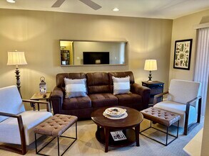 12222 N Paradise Village Pkwy W, Unit 321A in Phoenix, AZ - Foto de edificio - Building Photo