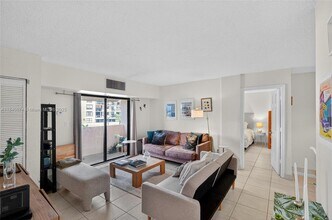 2201 Brickell Ave, Unit 96 in Miami, FL - Foto de edificio - Building Photo