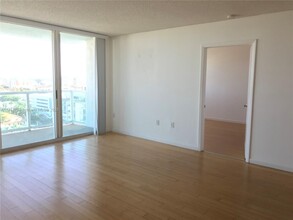 650 West Ave, Unit 1704 in Miami Beach, FL - Foto de edificio - Building Photo
