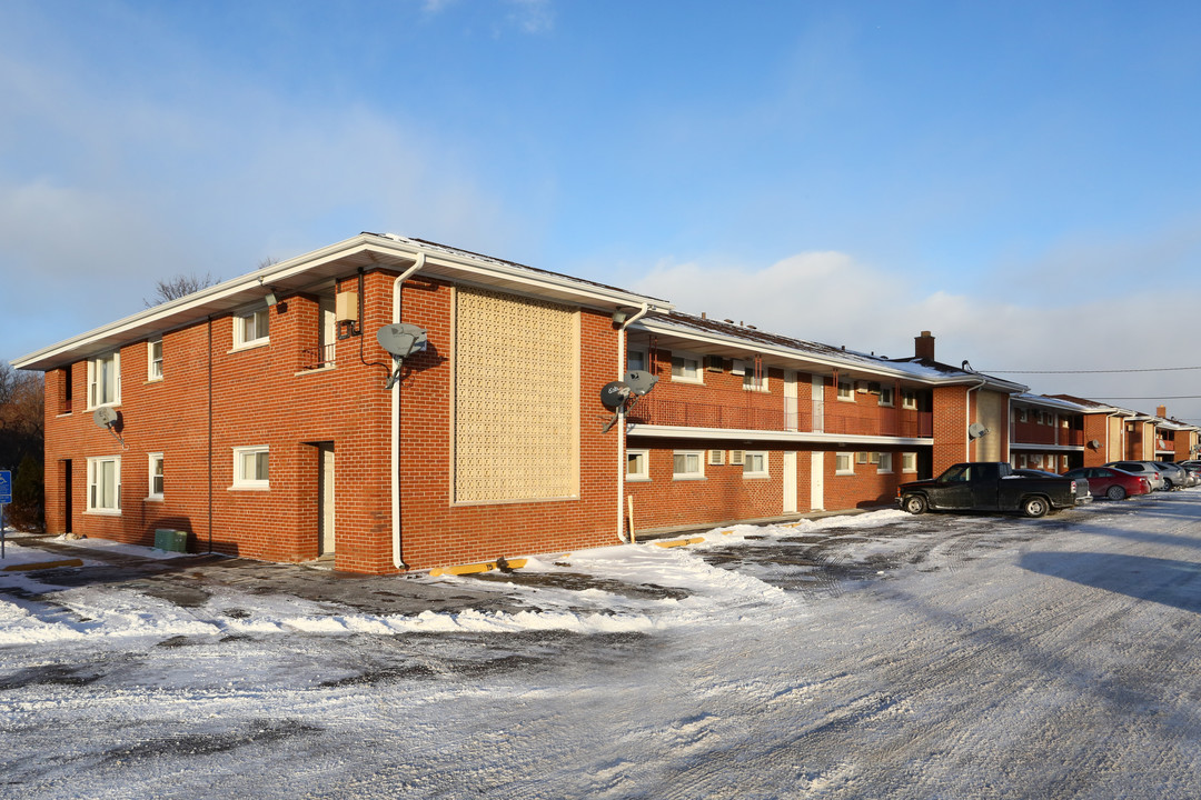 Dover Pointe Condos in Des Plaines, IL - Building Photo