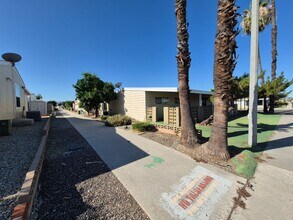 1006 San Nicolas St in Hemet, CA - Foto de edificio - Building Photo