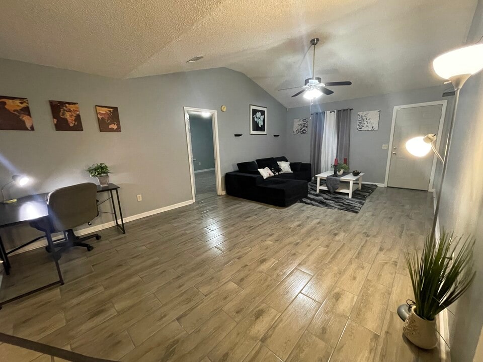 1011 Barley Dr in Hinesville, GA - Foto de edificio