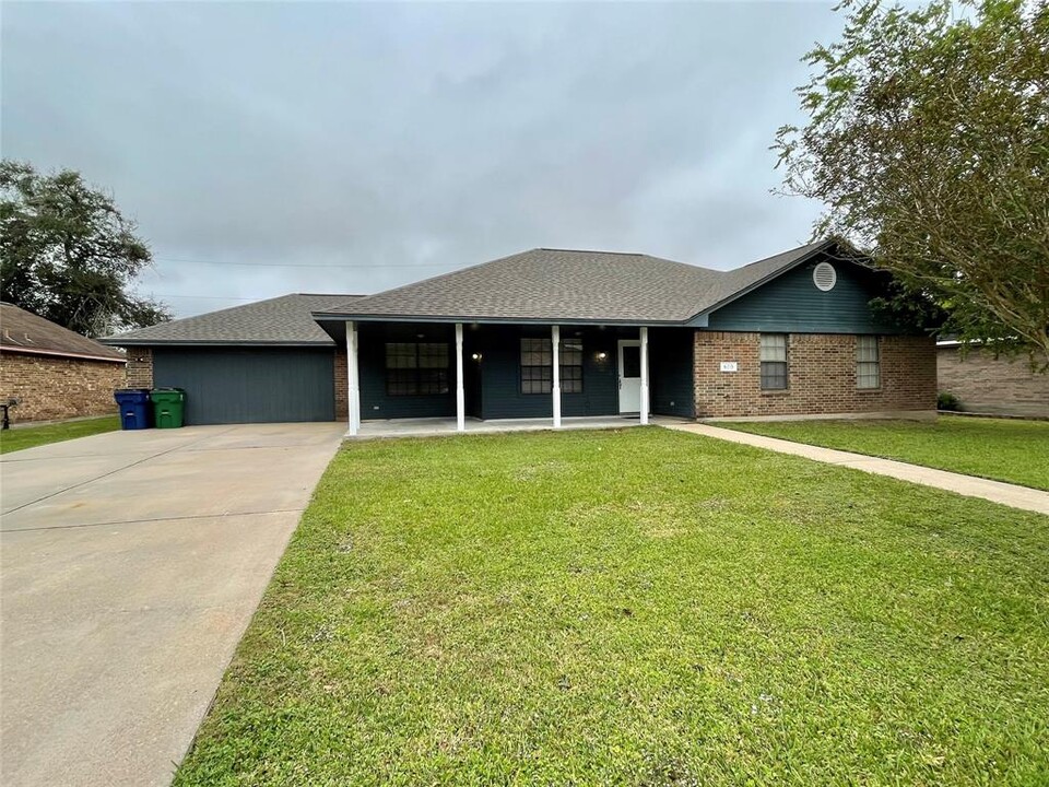 809 Manor Dr in Angleton, TX - Building Photo