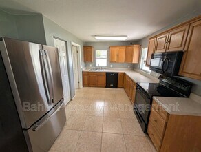 1002 Kirkland Dr in Tampa, FL - Building Photo - Building Photo