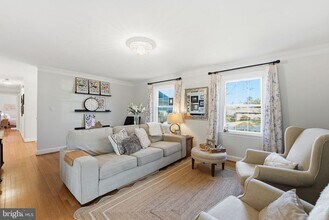 7001 Arbor Ln in McLean, VA - Building Photo - Building Photo