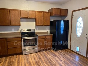 642 2nd Ave NW in Valley City, ND - Foto de edificio - Building Photo