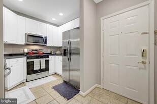 8181 Carnegie Hall Ct in Vienna, VA - Building Photo