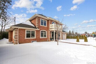 66 Essex Rd in Great Neck, NY - Building Photo - Building Photo