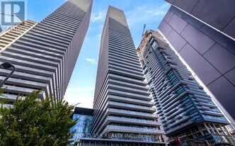 50 Charles St E in Toronto, ON - Building Photo