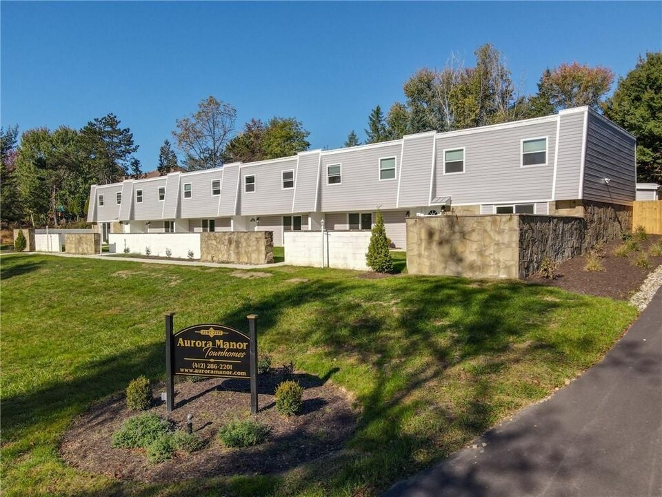 Aurora Manor Townhomes in Pittsburgh, PA - Foto de edificio