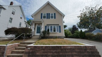 823 Hayward St in Manchester, NH - Building Photo