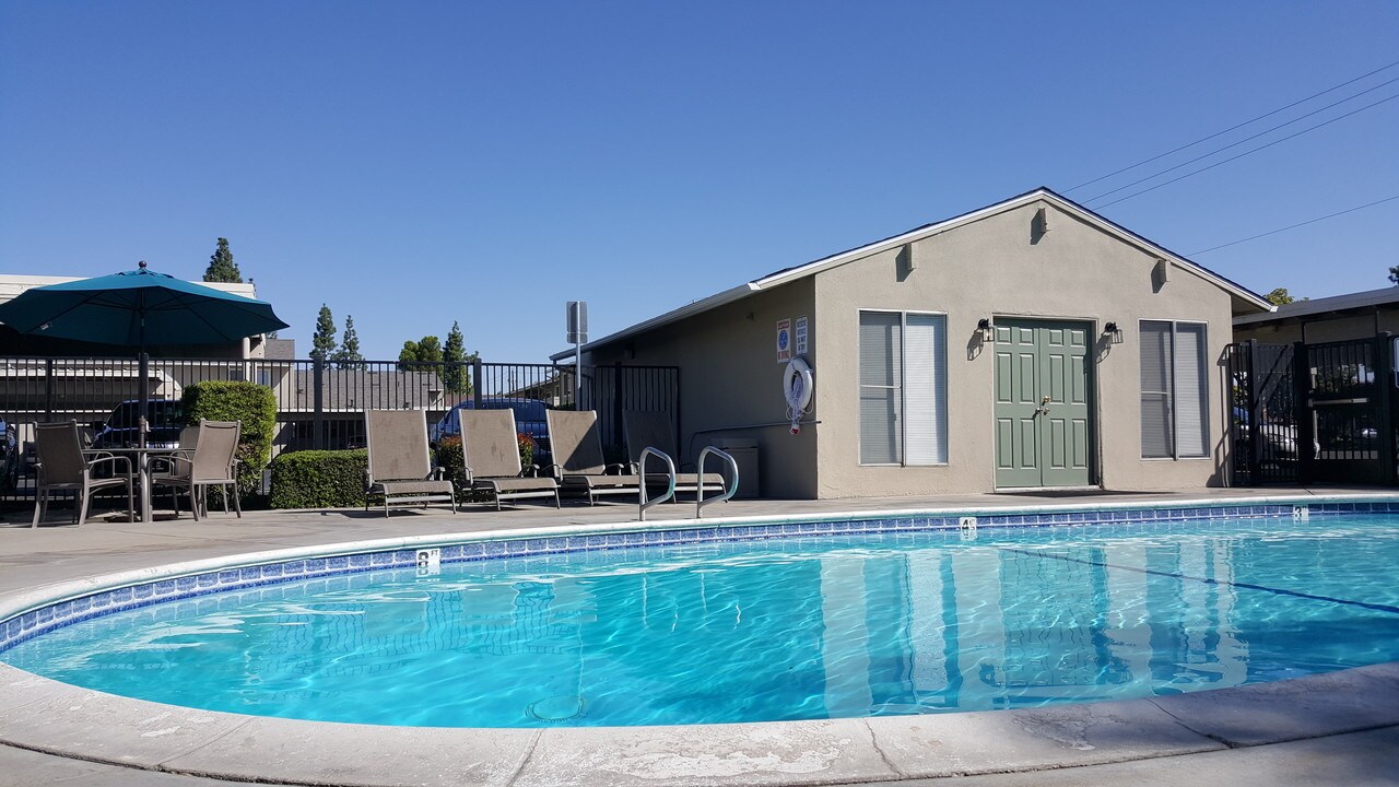 Granada Apartments in Clovis, CA - Building Photo