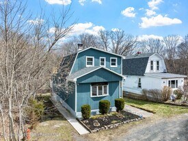2961 Cottage Pl in Hudson, NY - Building Photo