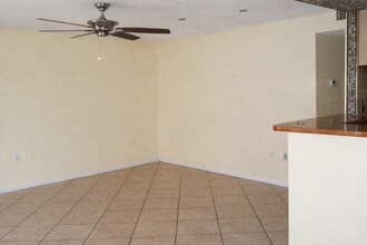 350 79th Ave N, Unit 312 in St. Petersburg, FL - Foto de edificio - Building Photo