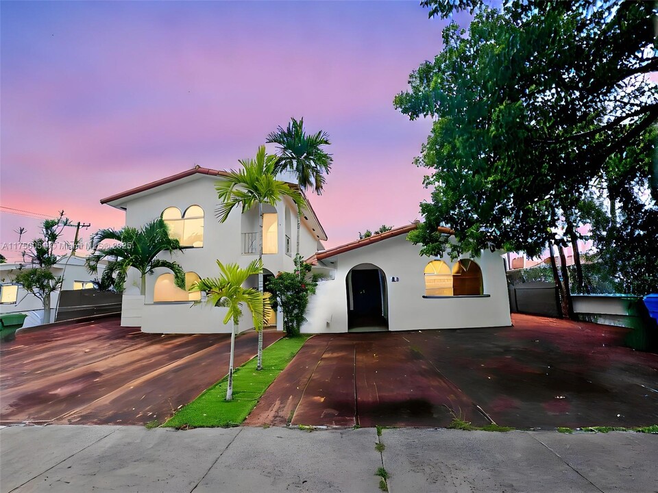 3210 SW 26th St in Miami, FL - Foto de edificio