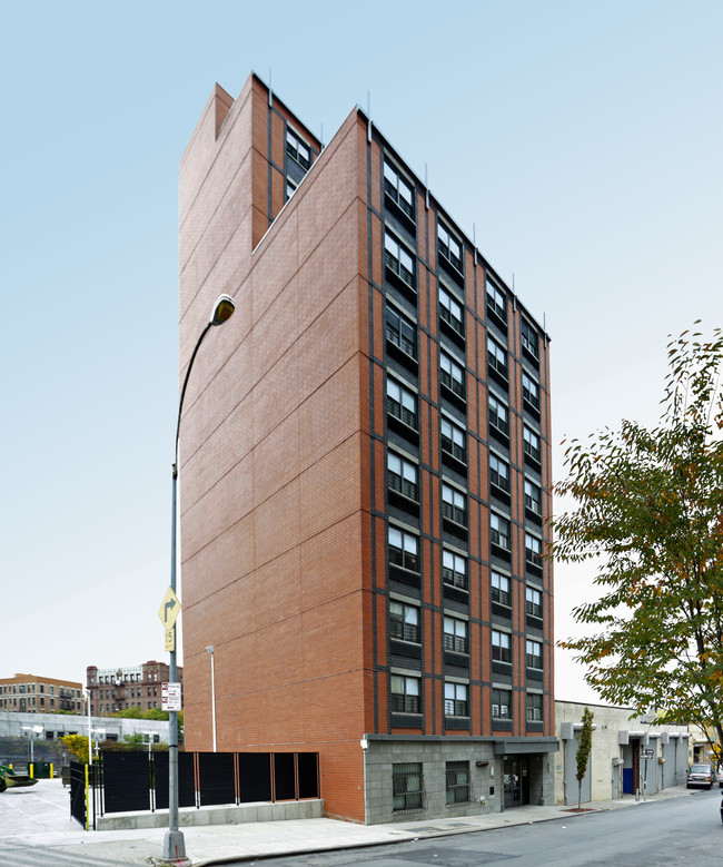 927 Courtlandt Ave in Bronx, NY - Foto de edificio - Building Photo