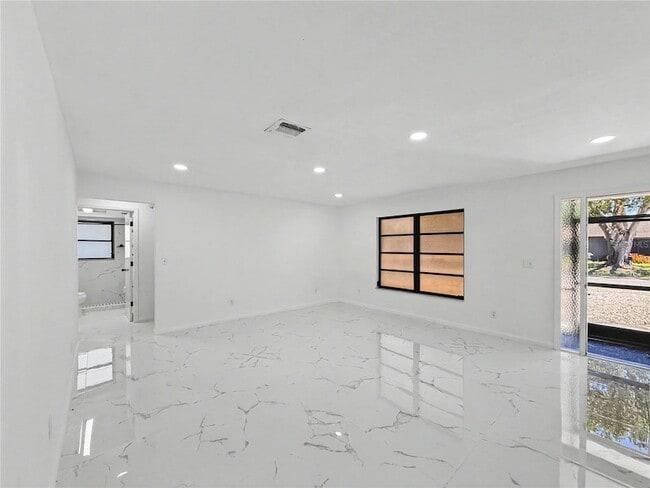 2101 Hibiscus Rd in Ft. Myers, FL - Foto de edificio - Building Photo