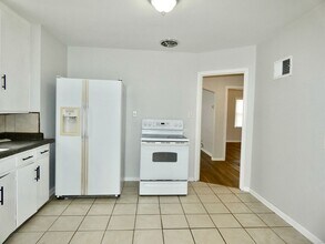 2211 W Sylvania Ave in Toledo, OH - Building Photo - Building Photo
