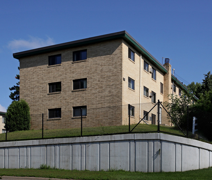 Rosehill Estates in Roseville, MN - Building Photo