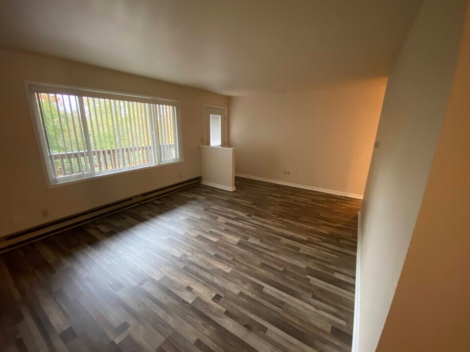 1701 Lakeway Dr, Unit 2 in Bellingham, WA - Building Photo