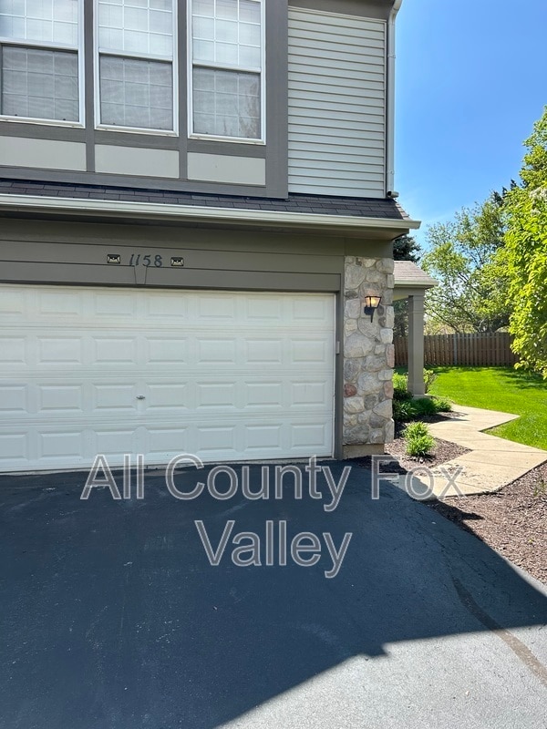 1158 Pennsbury Ln in Aurora, IL - Building Photo - Building Photo