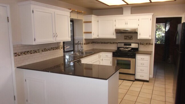 4434 Lakeridge Dr in Pollock Pines, CA - Foto de edificio - Building Photo