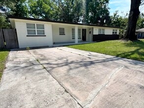 8105 Santillo Dr in Jacksonville, FL - Building Photo - Building Photo