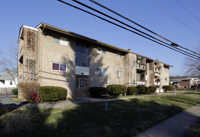 Alpine Garden in Essex, MD - Foto de edificio - Building Photo