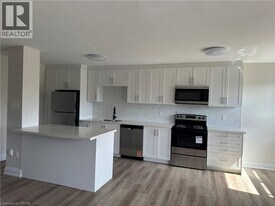 579 Clare Ave in Welland, ON - Building Photo
