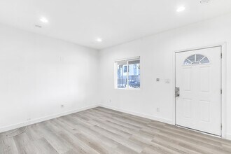 519 E 64th St, Unit 519 in Los Angeles, CA - Building Photo - Building Photo