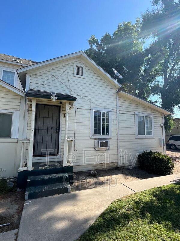 538 N Locust St in Visalia, CA - Building Photo - Building Photo