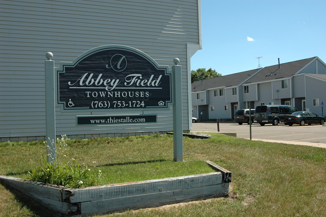 Abbey Field Townhomes in St Francis, MN - Foto de edificio